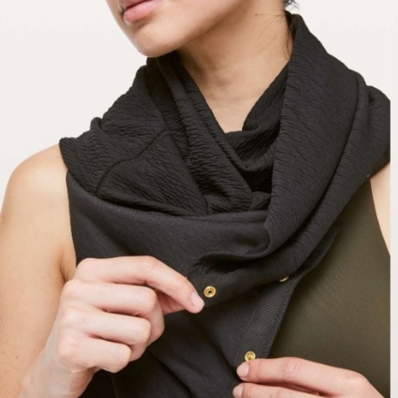 Sale!!Lululemon Vinyasa Scarf *Crinkle

Black - Picture 3 of 4